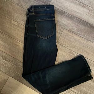 American Eagle skinny jeans! Dark denim wash with whisker detail.